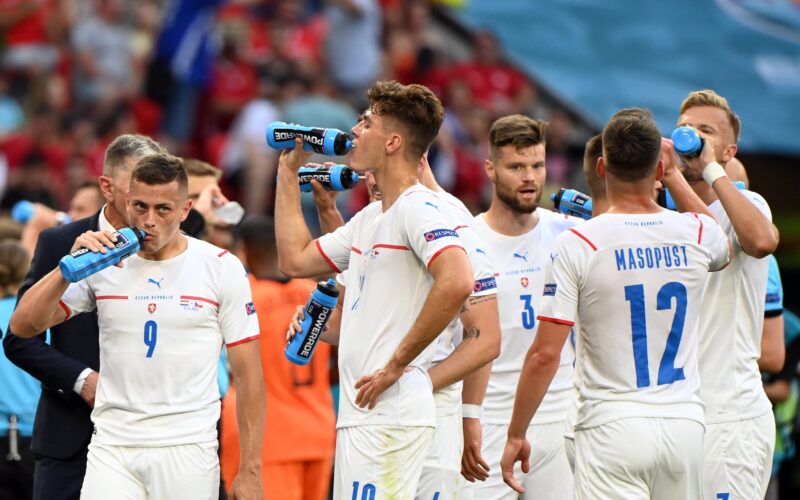 UEFA ta ɗage dokar hana shiga filayen wasa da robobin ruwan sha